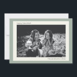 Simple Modern Sage Grönt Hanukkah Family Photo Julkort<br><div class="desc">Fira Hanukkah med stil och elegans med den här Anpassningsbarna Simple Modern Sage Grönt Hanukkah Photo Card. Med en grönt för chic och en ren, minimalistisk utformning kan du med det här helgdag anpassa dig till ditt favoritfoto och din anpassningsbar. Perfekt för att skicka varmt önskemål till vänner och familj...</div>