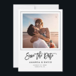 Simple Modern Script-handskrivet foto Spara Datumet<br><div class="desc">Minimalistiskt Modern Spara datum meddelande med trendig-manusskript med handskrivet typografi,  ditt personliga foto inuti en elegant i ram bredvid ditt namn och datum för bröllop.</div>