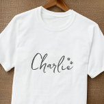 Simple Modern Tassar Anpassningsbar Badge Pet Namn T Shirt<br><div class="desc">Den här enkla och klassiska designen består av serif-typografi och lägger till ett anpassningsbar-foto.</div>