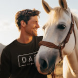 Simple Modern White Ram-Pappa Est. 2024 T Shirt<br><div class="desc">Enkel modern geometrisk vit ram med pappa och est. 2024 anpassadets vita text.</div>