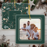 Simple Photo Boho Winter Greenery jul Julgransprydnad Keramik<br><div class="desc">Den här enkla fotojulprydnaden i familjen ger utrymme för ett fyrkantigt foto mot en mörk. Baksidan har en boho vintergrey mönster som visas i mjuka garner och teals på samma mörk gröntens bakgrund och erbjuder anpassningsbar för ditt namn och år.</div>