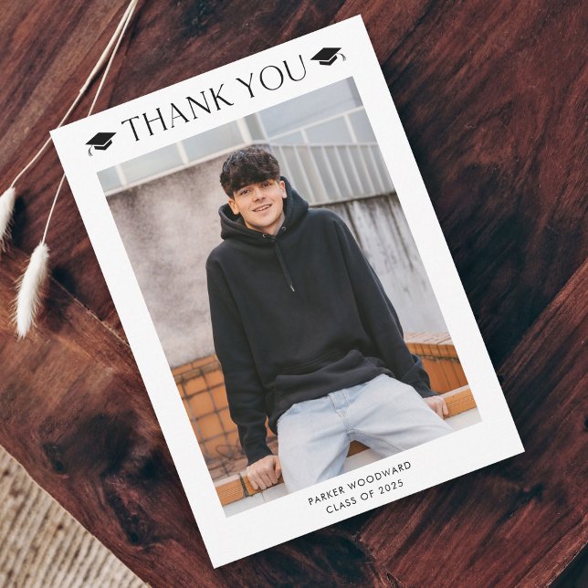 Simple Photo Studenten Tack Kort (Simple black and white cap photo graduation thank you card.)