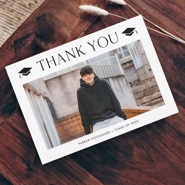 Simple Photo Studenten Tack Kort (Simple black and white cap photo graduation thank you card.)