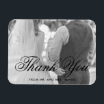 Simple Photo Tack Elegant bröllop Magnet<br><div class="desc">Elegant och klassiskt bröllop-tack för att du har en enkel design med ett rent överlägg och ett "tack" i en svart kalligrafi tillsammans med ditt namn i ett sans serif-teckensnitt, över ditt favoritfoto. Du kan ta bort övertäckningen genom att klicka på knappen "anpassa". En traditionell och klassisk design som är...</div>