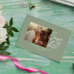 Simple Sage Grönt Calligraphy Boho Photo Bröllop Spara Datumet<br><div class="desc">En mycket elegant enkel grönt och chic-sida och ett vitt skript-foto bröllop spara datum. Med minimal grön bakgrund och vitt sparar du datumpenshstroke-typografi. Med anpassadets förlovning eller bara avslappnad triom och bridans foto. Ta tag i snyggten bröllop spara datum och gör inbjudan verkligt engagerat.</div>