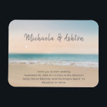 Simple Sandy Beach bröllopsinbjudan Magnet<br><div class="desc">Inte din vanliga bröllopsinbjudan, men här skjuter det upp strandtemat! Den här enkla designen har en vacker sandstrand med ett turkoshav bakom lika mjukt vågar som vid stranden. Om du har din ceremoni i bröllop eller mottagning på eller nära stranden är det ett perfekt val för dig. Om du vill...</div>