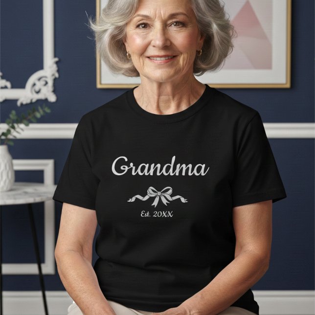 Simple Script Bow Grandma Est. Year  T Shirt (Skapare uppladdad)