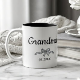 Simple Script Bow Grandma Est. Year Två-Tonad Mugg