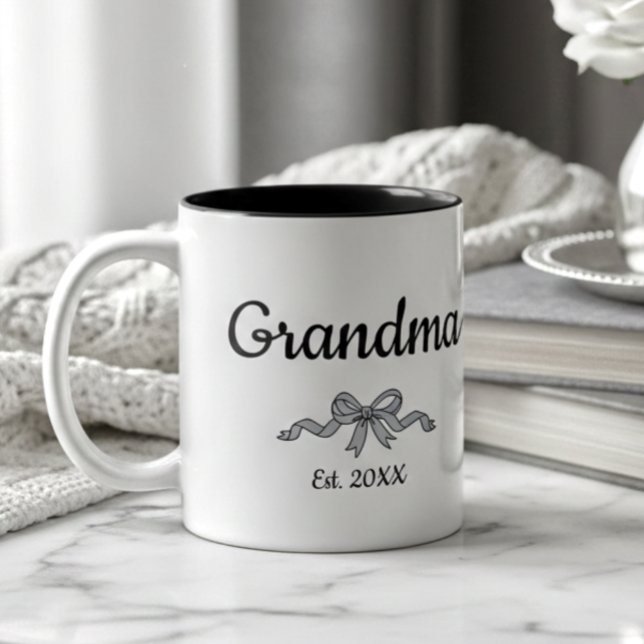 Simple Script Bow Grandma Est. Year Två-Tonad Mugg (Skapare uppladdad)