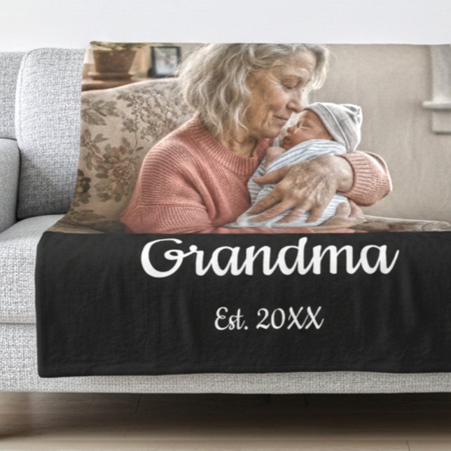 Simple Script Grandma Est.Photo Year Black Fleecefilt (Skapare uppladdad)