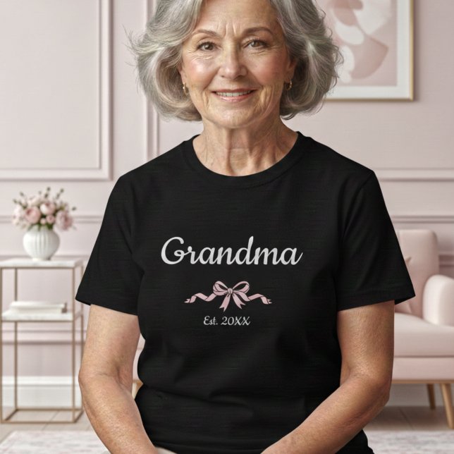 Simple Script Grandma Est. Year Pink Bow  T Shirt (Skapare uppladdad)