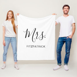 Simple White Mrs. Efternamn Bröllop Bride Newlyed Fleecefilt
