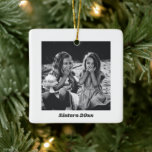 Simulera, moderna, minimalistiska fotojul julgransprydnad keramik<br><div class="desc">Fira systrumsbanden med denna enkla,  moderna och minimalistiska prydnadsfigur i fotojulkeramik. Med en ren design som framhäver ditt omhuldade foto är all text helt redigerbar för att skapa en perfekt för personligens keepy-egenskap för julhelgen. En tidlös och tankfull gåva till systrar!</div>