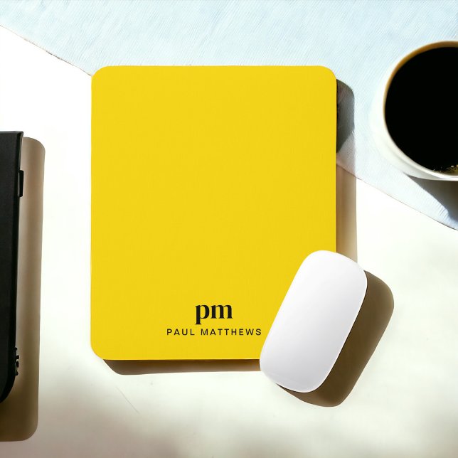 Simulerad Gult - minimalt Monogram och Namn Musmatta (Personalize with your initials and name.)