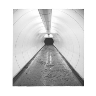 Singapore. En upplyst gångtunnel i Anteckningsblock