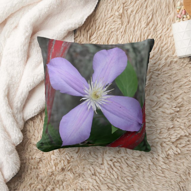 Single Lavender Clematis Flower  Kudde (Filt)