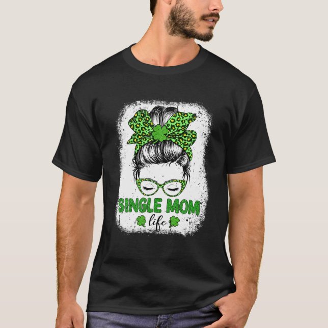 Single Mamma Klöver Messy Bun Leopard Funny St Pat T Shirt (Framsida)