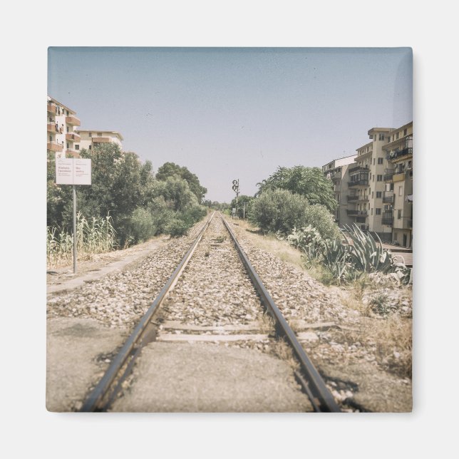 Single Railway Track in Southern Italy Magnet (Framsidan)