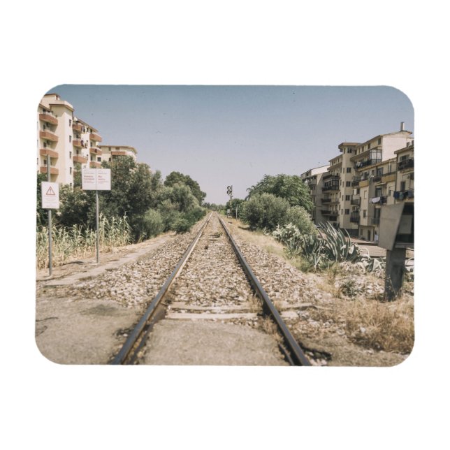 Single Railway Track in Southern Italy Magnet (Horisontell)
