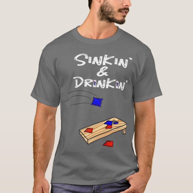 Sinkin Drinkin Cornhole T Shirt (Framsida)