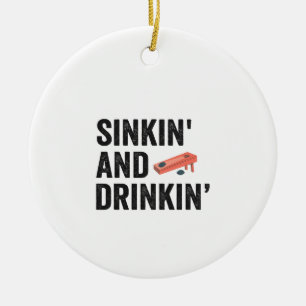 Sinkin och Drinkin Funny Cornhole Funny Gift Julgransprydnad Keramik