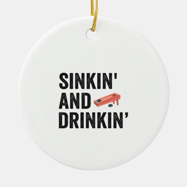 Sinkin och Drinkin Funny Cornhole Funny Gift Julgransprydnad Keramik (Framsidan)