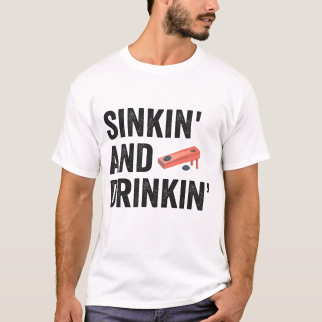 Sinkin och Drinkin Funny Cornhole Funny Gift T Shirt (Framsida)