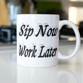 Sip Now Work Senare kaffeofferter svart halv text Kaffemugg