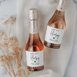 Sip Sip Hooray Bachelorette Party Favor<br><div class="desc">Få party att börja med de här vackra vin-etiketterna. Utformningen har "sip sip hooray" tillsammans med ett hjärta och din händelse namn i mjuka svarta bokstäver på vit bakgrund. Perfekt för möhippor,  flickor helg och mycket annat.</div>