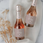 Sip Sip Hooray Bachelorette Party Favor<br><div class="desc">Få party att börja med de här vackra vin-etiketterna. Utformningen har "sip sip hooray" tillsammans med ett hjärta och din händelse namn i vit skrift på en dammig ro rosa taupbakgrund. Perfekt för möhippor,  flickor helg och mycket annat.</div>