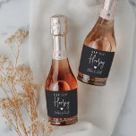 Sip Sip Hooray Bachelorette Party Favor<br><div class="desc">Få party att börja med de här vackra vin-etiketterna. Utformningen har "sip sip hooray" tillsammans med ett hjärta och din händelse namn i vit text på en mjuk svart bakgrund. Perfekt för möhippor,  flickor helg och mycket annat.</div>
