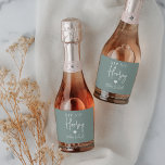Sip Sip Hooray Bachelorette Party Favor<br><div class="desc">Få party att börja med de här vackra vin-etiketterna. Utformningen har "sip sip hooray" tillsammans med ett hjärta och din händelse namn i vit skrift på en dammig grönt bakgrund. Perfekt för möhippor,  flickor helg och mycket annat.</div>