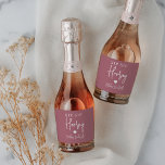 Sip Sip Hooray Bachelorette Party Favor<br><div class="desc">Få party att börja med de här vackra vin-etiketterna. Utformningen har "sip sip hooray" tillsammans med ett hjärta och din händelse namn i vit skrift på en dammig rosa bakgrund. Perfekt för möhippor,  flickor helg och mycket annat.</div>