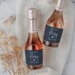 Sip Sip Hooray Bachelorette Party Favor<br><div class="desc">Få party att börja med de här vackra vin-etiketterna. Utformningen har "sip sip hooray" tillsammans med ett hjärta och din händelse namn i vit skrift på en marin blå bakgrund. Perfekt för möhippor,  flickor helg och mycket annat.</div>