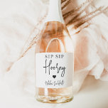 Sip Sip Hooray Bachelorette Party Favor<br><div class="desc">Få party att börja med de här vackra vin-etiketterna. Utformningen har "sip sip hooray" tillsammans med ett hjärta och din händelse namn i mjuka svarta bokstäver på vit bakgrund. Perfekt för möhippor,  flickor helg och mycket annat.</div>