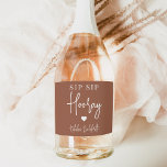 Sip Sip Hooray Bachelorette Party Favor<br><div class="desc">Få party att börja med de här vackra vin-etiketterna. Utformningen har "sip sip hooray" tillsammans med ett hjärta och din händelse namn i vit skrift på en terracotta rust bakgrund. Perfekt för möhippor,  flickor helg och mycket annat.</div>