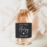 Sip Sip Hooray Bachelorette Party Favor<br><div class="desc">Få party att börja med de här vackra vin-etiketterna. Utformningen har "sip sip hooray" tillsammans med ett hjärta och din händelse namn i vit text på en mjuk svart bakgrund. Perfekt för möhippor,  flickor helg och mycket annat.</div>
