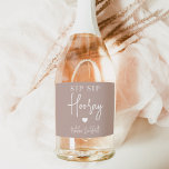 Sip Sip Hooray Bachelorette Party Favor<br><div class="desc">Få party att börja med de här vackra vin-etiketterna. Utformningen har "sip sip hooray" tillsammans med ett hjärta och din händelse namn i vit skrift på en rosa taupbakgrund. Perfekt för möhippor,  flickor helg och mycket annat.</div>