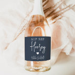 Sip Sip Hooray Bachelorette Party Favor<br><div class="desc">Få party att börja med de här vackra vin-etiketterna. Utformningen har "sip sip hooray" tillsammans med ett hjärta och din händelse namn i vit skrift på en marin blå bakgrund. Perfekt för möhippor,  flickor helg och mycket annat.</div>