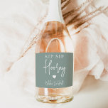 Sip Sip Hooray Bachelorette Party Favor<br><div class="desc">Få party att börja med de här vackra vin-etiketterna. Utformningen har "sip sip hooray" tillsammans med ett hjärta och din händelse namn i vit skrift på en dammig grönt bakgrund. Perfekt för möhippor,  flickor helg och mycket annat.</div>
