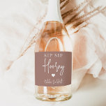 Sip Sip Hooray Bachelorette Party Favor<br><div class="desc">Få party att börja med de här vackra vin-etiketterna. Konstruktionen har "sip sip hooray" tillsammans med ett hjärta och din händelse namn i vit skrift på en terracotta-bakgrund med jordtoner. Perfekt för möhippor,  flickor helg och mycket annat.</div>