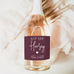 Sip Sip Hooray Bachelorette Party Favor<br><div class="desc">Få party att börja med de här vackra vin-etiketterna. Utformningen har "sip sip hooray" tillsammans med ett hjärta och din händelse namn i vit skrift på en burgundisk bakgrund i vin. Perfekt för möhippor,  flickor helg och mycket annat.</div>