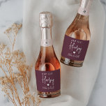 Sip Sip Hooray Bachelorette Party Favor<br><div class="desc">Få party att börja med de här vackra vin-etiketterna. Utformningen har "sip sip hooray" tillsammans med ett hjärta och din händelse namn i vit skrift på en burgundisk bakgrund i vin. Perfekt för möhippor,  flickor helg och mycket annat.</div>