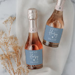 Sip Sip Hooray Bachelorette Party Favor<br><div class="desc">Få party att börja med de här vackra vin-etiketterna. Utformningen har "sip sip hooray" tillsammans med ett hjärta och din händelse namn i vit skrift på en dammig blå bakgrund. Perfekt för möhippor,  flickor helg och mycket annat.</div>