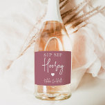 Sip Sip Hooray Bachelorette Party Favor<br><div class="desc">Få party att börja med de här vackra vin-etiketterna. Utformningen har "sip sip hooray" tillsammans med ett hjärta och din händelse namn i vit skrift på en dammig ro mauve rosa bakgrund. Perfekt för möhippor,  flickor helg och mycket annat.</div>