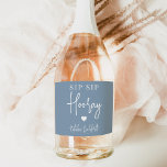 Sip Sip Hooray Bachelorette Party Favor<br><div class="desc">Få party att börja med de här vackra vin-etiketterna. Utformningen har "sip sip hooray" tillsammans med ett hjärta och din händelse namn i vit skrift på en dammig blå bakgrund. Perfekt för möhippor,  flickor helg och mycket annat.</div>