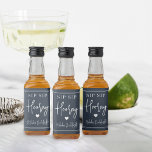 Sip Sip Hooray Bachelorette Party Favor Spritflaskor Etikett<br><div class="desc">Få party att börja med de här söta flaska-etiketterna. Utformningen har "sip sip hooray" tillsammans med ett hjärta och din händelse namn i vit skrift på en marin blå bakgrund. Perfekt för möhippor,  flickor helg och mycket annat.</div>