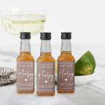 Sip Sip Hooray Bachelorette Party Favor Spritflaskor Etikett<br><div class="desc">Få party att börja med de här söta flaska-etiketterna. Konstruktionen har "sip sip hooray" tillsammans med ett hjärta och din händelse namn i vit skrift på en terracotta-bakgrund med jordtoner. Perfekt för möhippor,  flickor helg och mycket annat.</div>