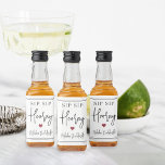 Sip Sip Hooray Bachelorette Party Favor Spritflaskor Etikett<br><div class="desc">Få party att börja med de här söta flaska-etiketterna. Utformningen har "sip sip hooray" tillsammans med ett hjärta och din händelse namn i mjuka svarta bokstäver på en vit bakgrund med rött hjärta. Perfekt för möhippor,  flickor helg och mycket annat.</div>