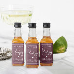 Sip Sip Hooray Bachelorette Party Favor Spritflaskor Etikett<br><div class="desc">Få party att börja med de här söta flaska-etiketterna. Utformningen har "sip sip hooray" tillsammans med ett hjärta och din händelse namn i vitt tecken på en burgundisk plommonbakgrund. Perfekt för möhippor,  flickor helg och mycket annat.</div>